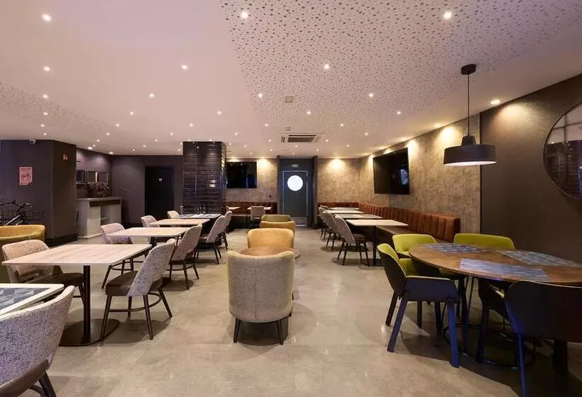 Отель Catalonia Park Guell