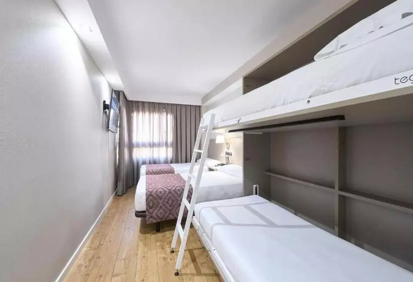 Отель Catalonia Park Guell