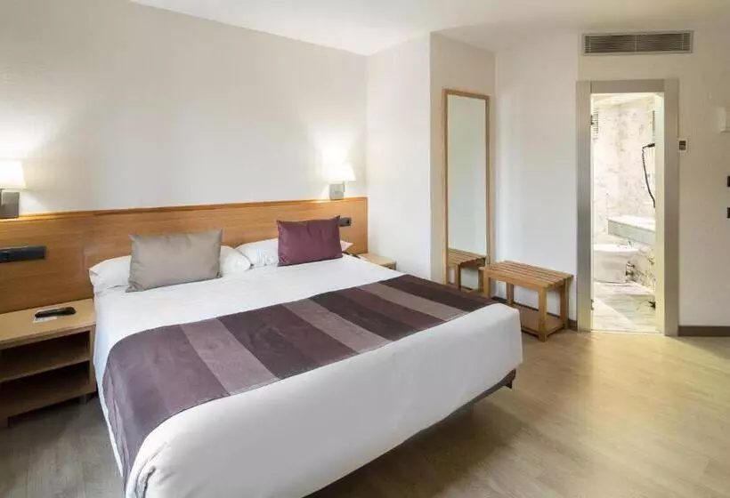 Отель Catalonia Park Guell