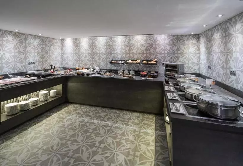 Отель Catalonia Park Guell