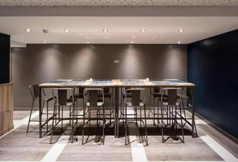 Отель Catalonia Park Guell