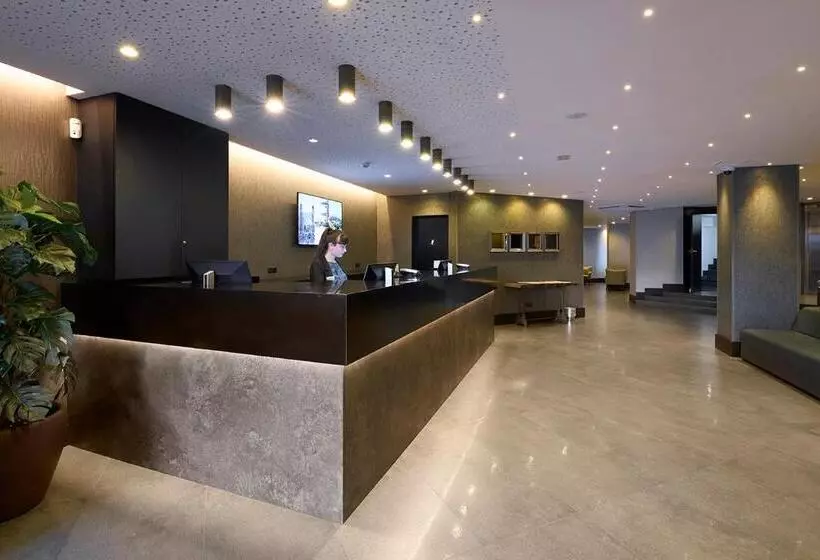 Отель Catalonia Park Guell