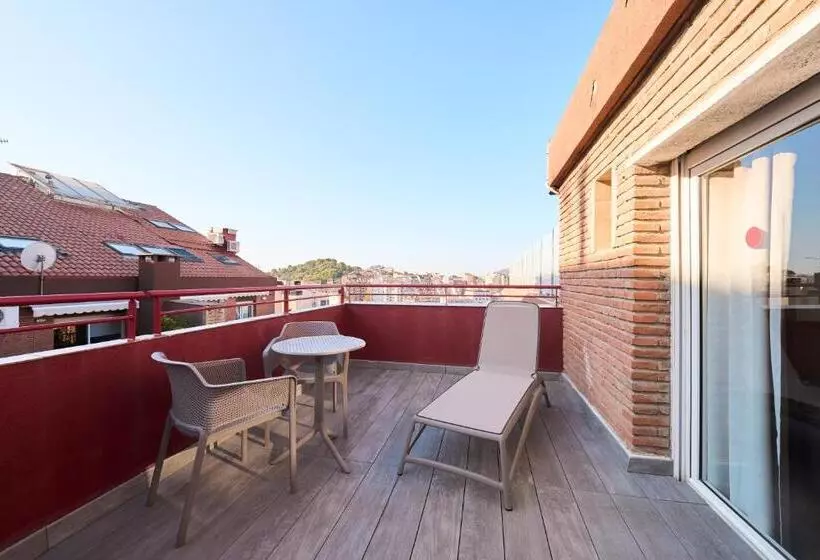 Отель Catalonia Park Guell