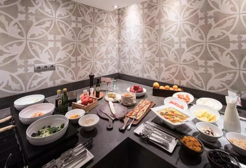 Отель Catalonia Park Guell