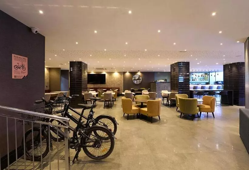 Отель Catalonia Park Guell