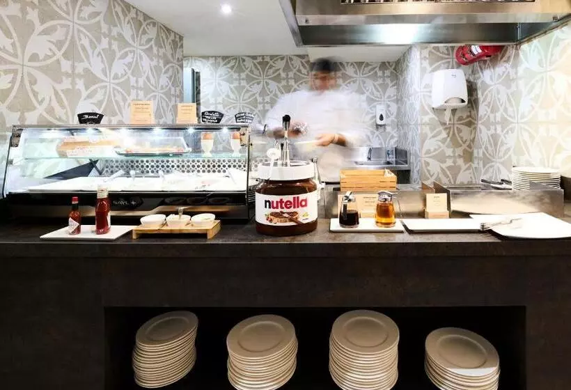 Отель Catalonia Park Guell