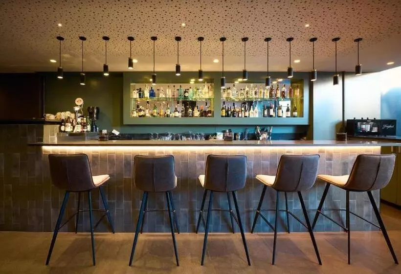 Отель Catalonia Park Guell