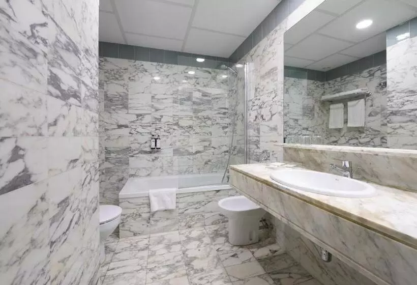 Отель Catalonia Sagrada Familia