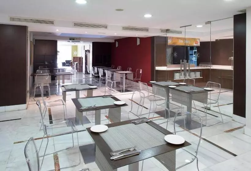 Отель Catalonia Sagrada Familia