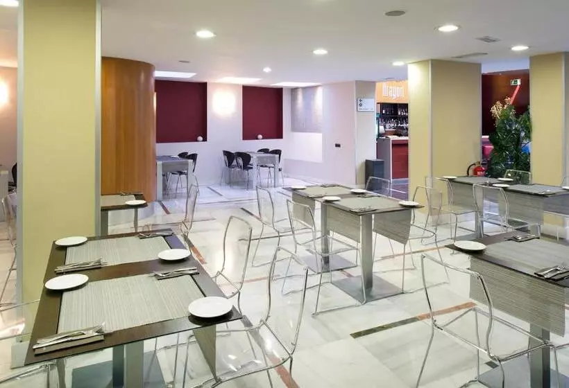 Отель Catalonia Sagrada Familia