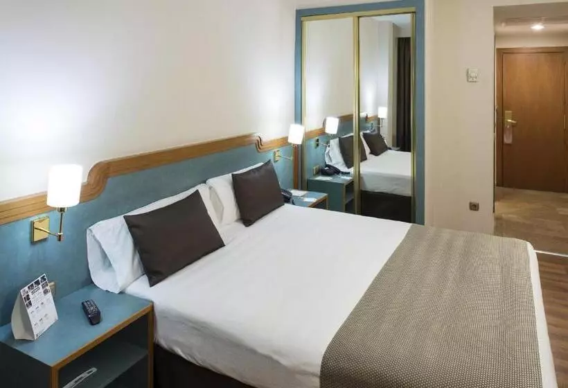 Отель Catalonia Sagrada Familia