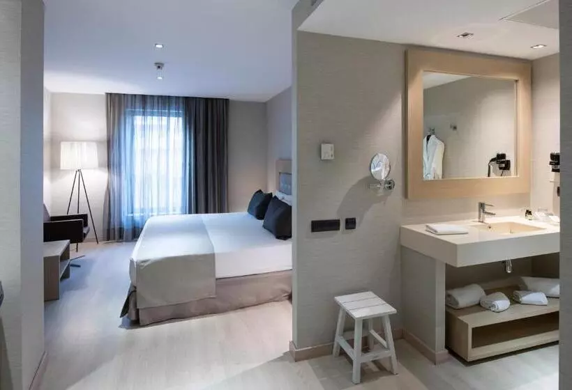 Отель Catalonia Sagrada Familia