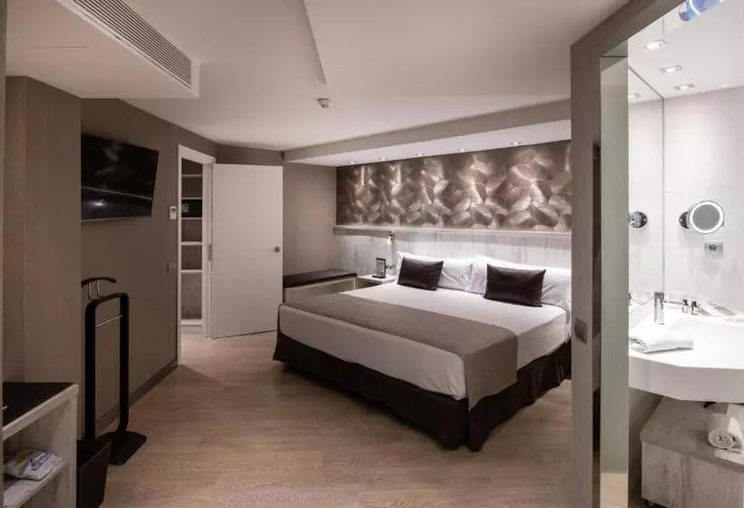 Отель Catalonia Sagrada Familia