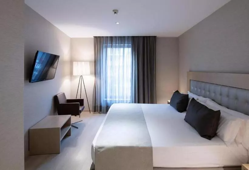 Отель Catalonia Sagrada Familia