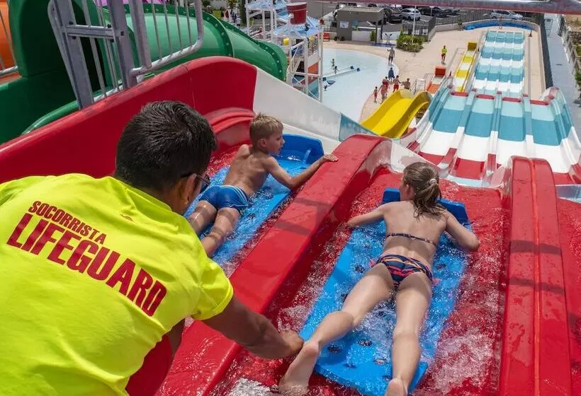 בית מלון כפרי Golden Taurus Aquapark Resort