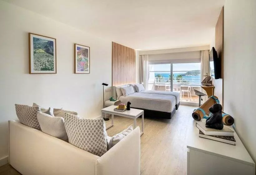 ホテル Innside by Meliá Wave Calviá