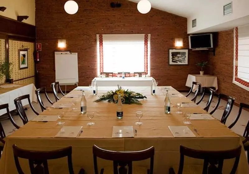 Отель Rey Arturo Burgos