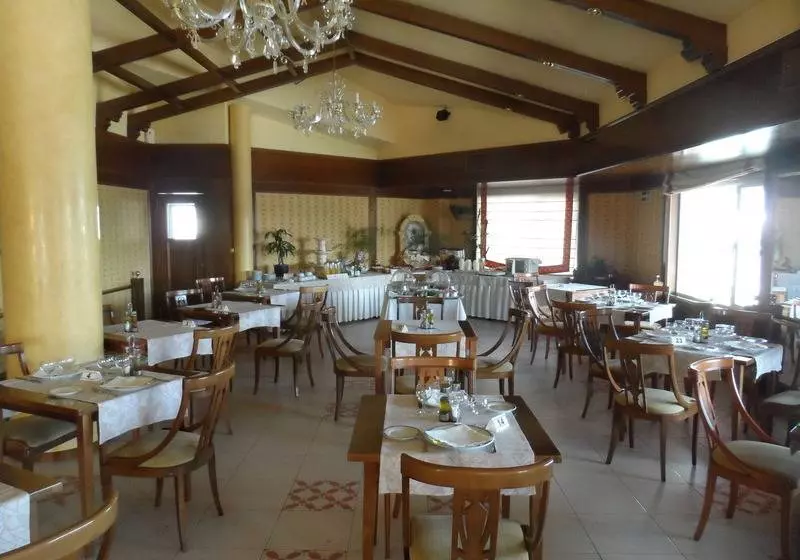 Отель Rey Arturo Burgos