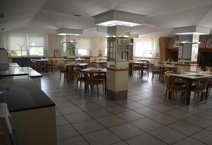 هتل Brujas De Irues