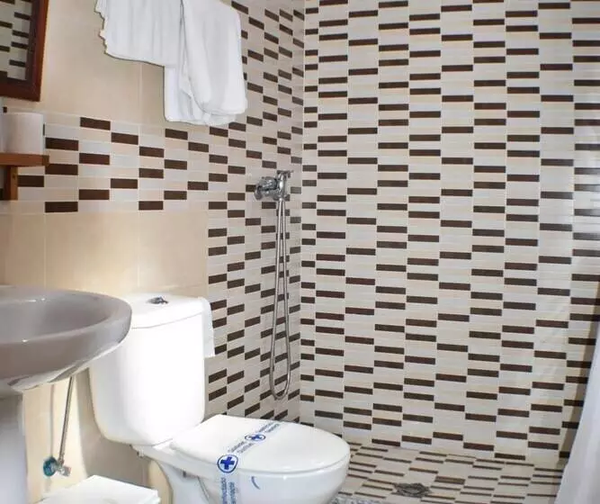 هتل Hostal Alamare