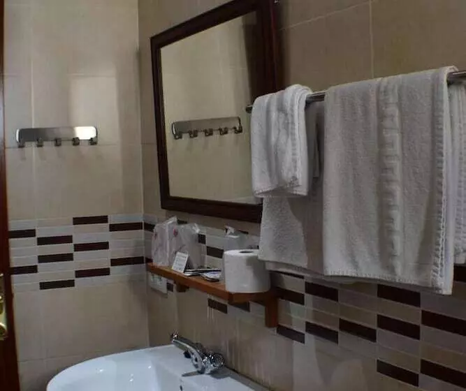 هتل Hostal Alamare