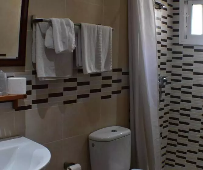 هتل Hostal Alamare