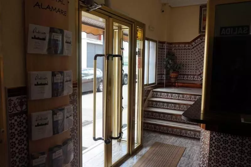 هتل Hostal Alamare
