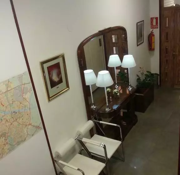 Отель Hostal Arenal