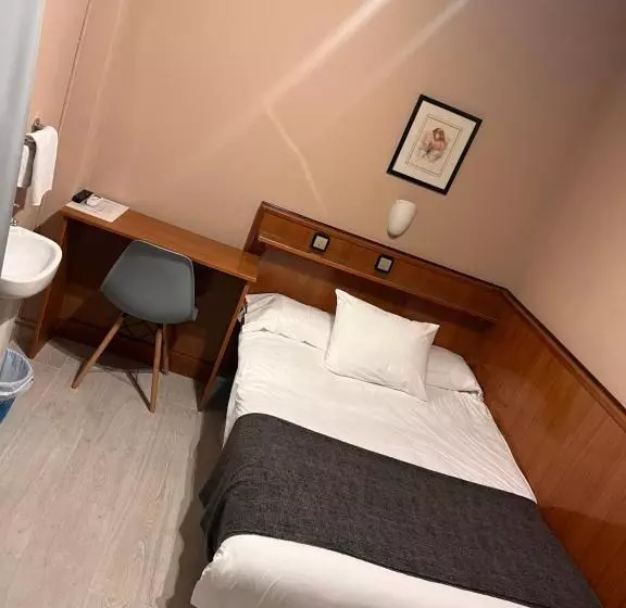 Отель Hostal Arenal