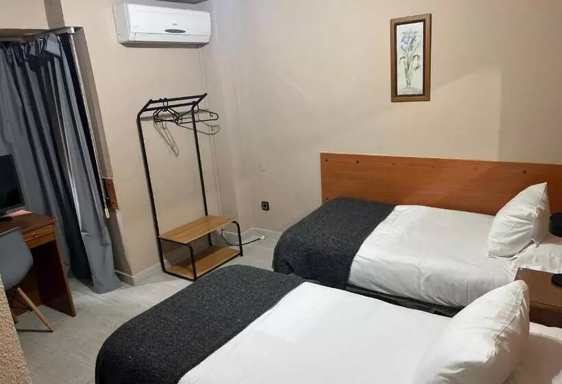 Отель Hostal Arenal
