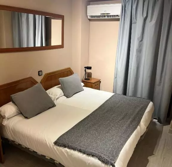 Отель Hostal Arenal