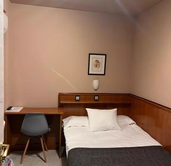 Отель Hostal Arenal