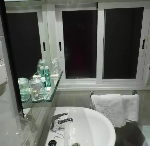 Отель Hostal Arenal