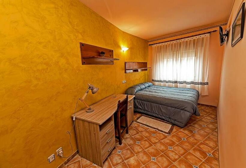 فندق Hostal Romi