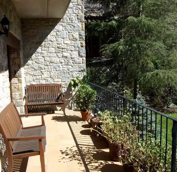 هتل Hostal Cal Mestre