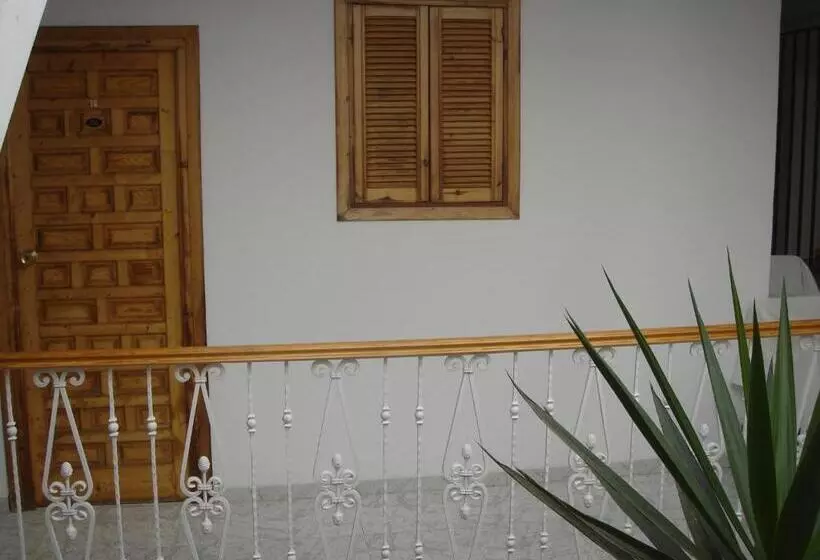 Отель Hostal Toscano