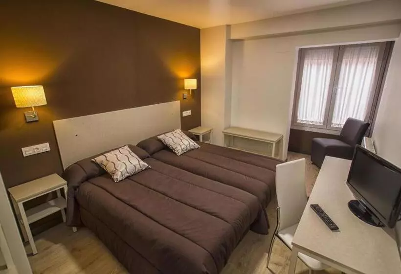 فندق Hostal Elvira