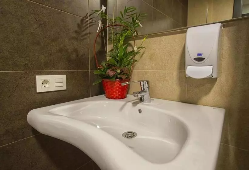 فندق Hostal Elvira