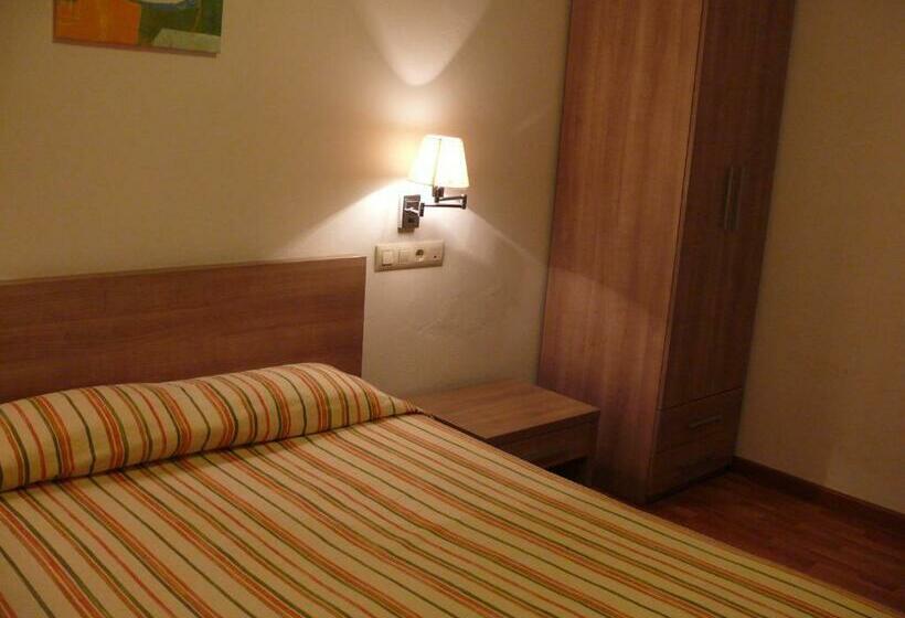 호텔 Hostal Muntanya