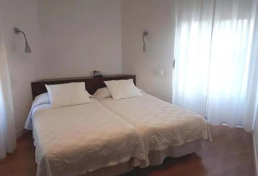 هتل Hostal Santa Isabel