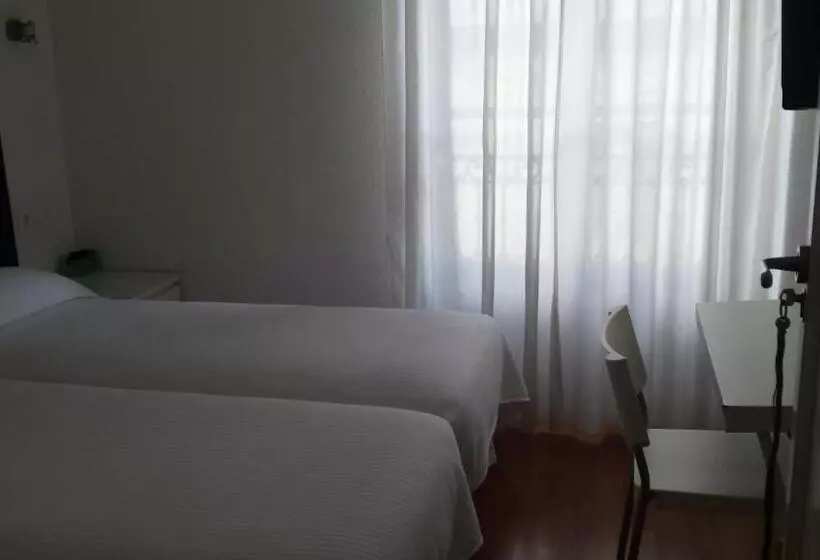 هتل Hostal Santa Isabel