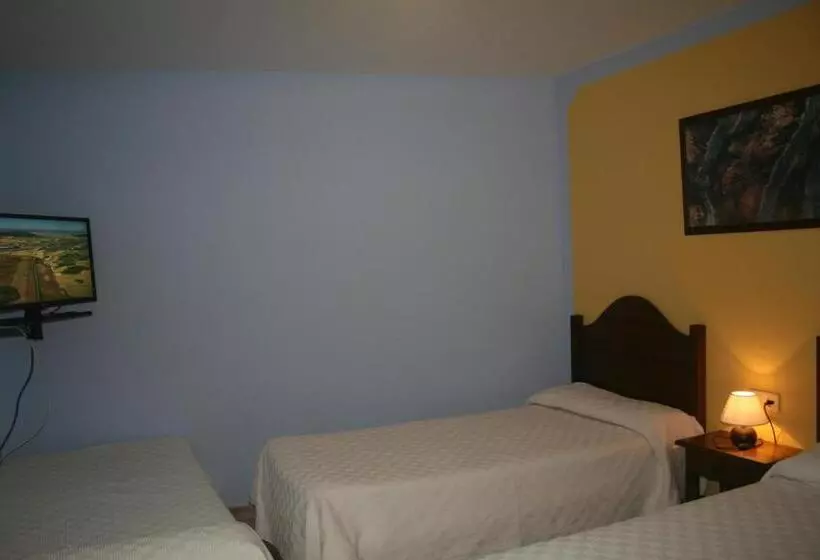 Отель Mesón De Colungo