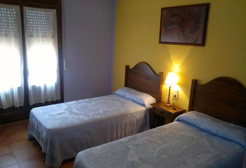 Отель Mesón De Colungo