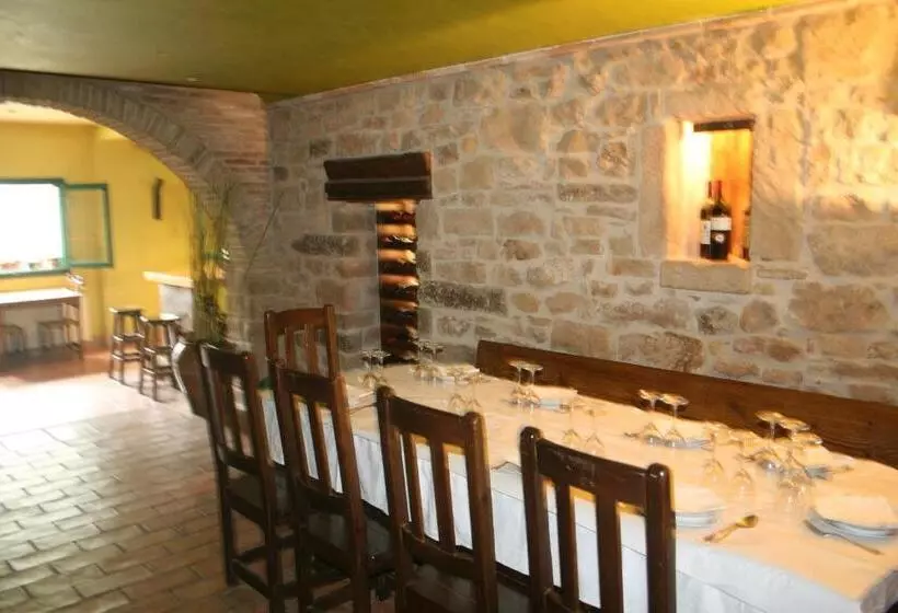 Отель Mesón De Colungo