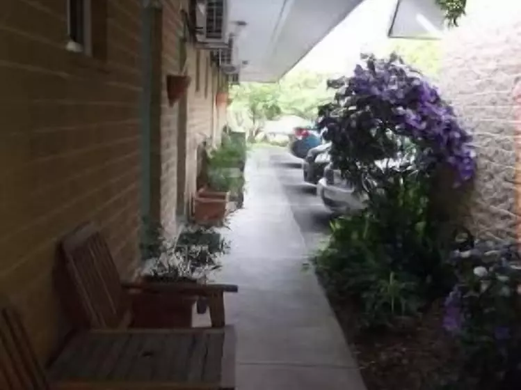 Отель Corlette Palms Motor Inn