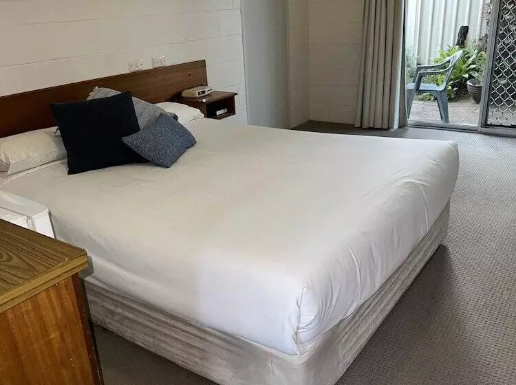 Отель Corlette Palms Motor Inn