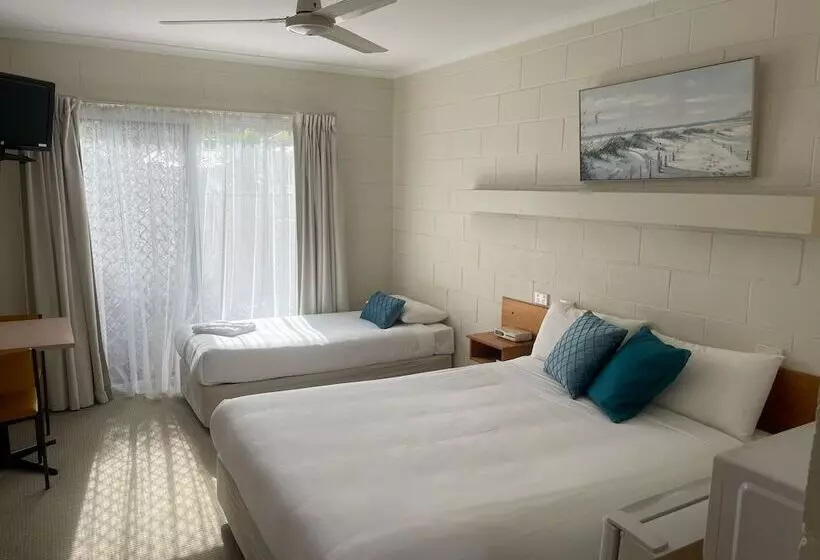 Отель Corlette Palms Motor Inn