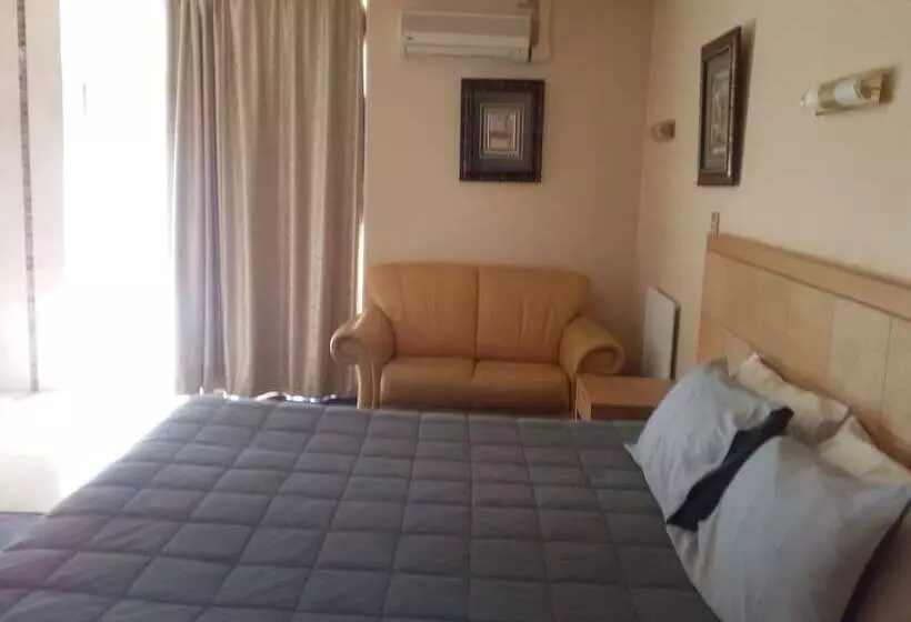 Hotel Desert Sand Motor Inn