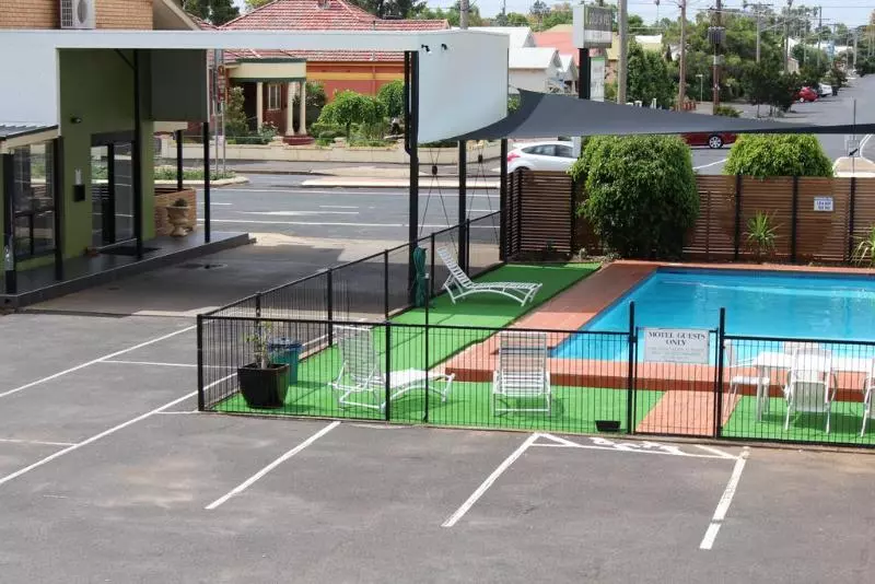 ホテル Golden West Motor Inn