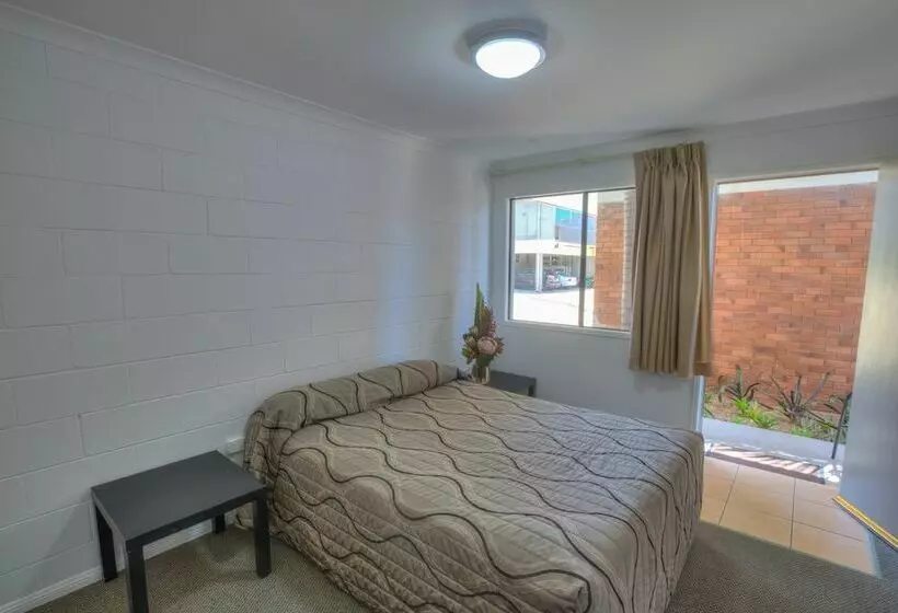 Queens Hotel & Motel